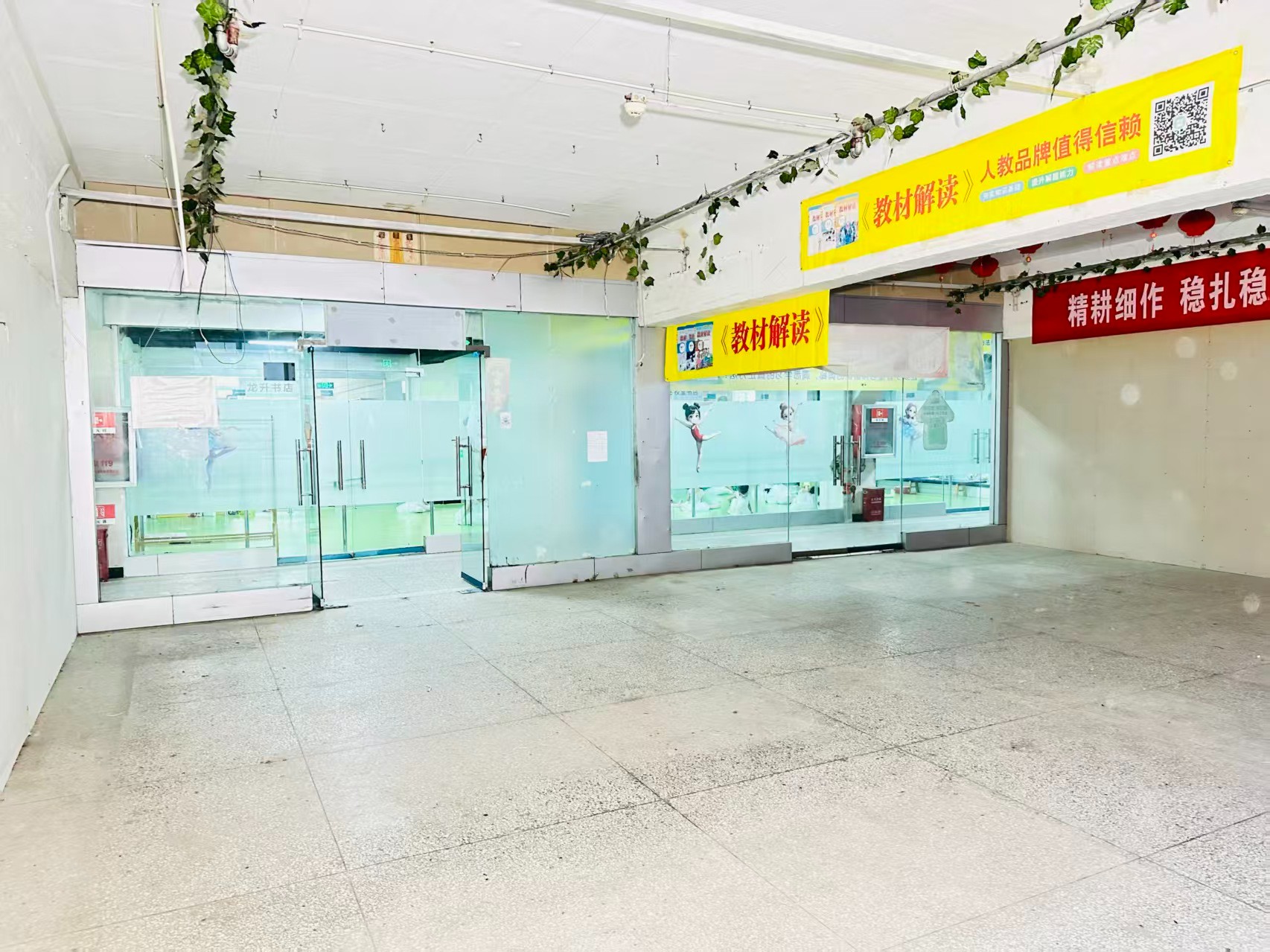 西门口街提供写字楼、商铺、展示空间、直播间等多种面积选择，满足企业办公、研发、展示、运营等多元需求。