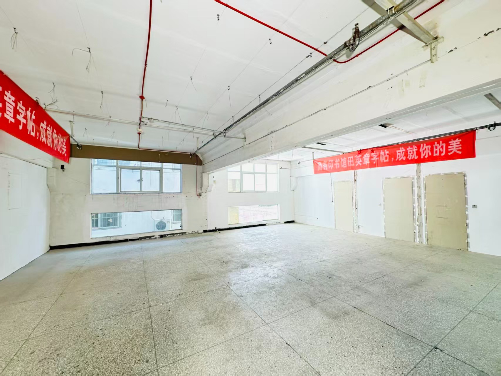 西门口街重点吸引人工智能应用、数字经济、电商直播、智能制造服务、软件开发、科技创新企业及创业团队入驻